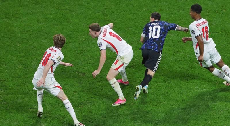 Harry Kane, İngiltere Milli Takımı formasıyla tüm kulvarlarda 121. maçına çıkarak, Üç Aslanlar tarihinde en fazla maça çıkan saha oyuncusu oldu.